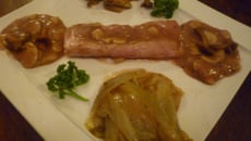 Jambon, sauce au porto et son accompagnement forestier