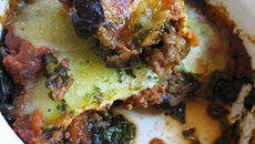 Gratin d'aubergines et roquette au coulis de tomates et parmesan