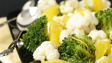 Salade de broccoli, chou-fleur et huile à l'orange