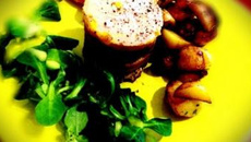 Millefeuilles pommes confites, magret de canard fumé et foie gras