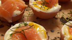 Brouillade aux œufs de saumon en corolles