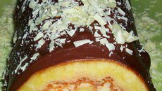 Roulé fourré mascarpone-chocolat blanc-orange, glaçage au chocolat noir