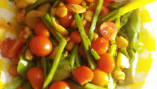 Salade de tomates et de petits légumes poêlés