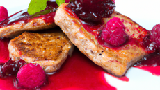 Escalopes de foie gras poêlées sauce aux framboises