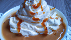 Crème au chocolat au lait et chantilly de caramel