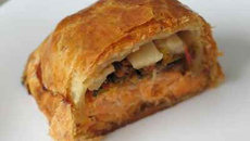 Feuilleté de saumon aux asperges, émulsion de betteraves