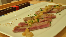 Gyu tataki ou bœuf mi-cuit (bœuf frappé)