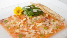 Carpaccio de saumon de Norvège, huile d'argan et glace aux amandes