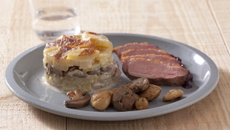 Magret de canard rôti, sauce au vin rouge et échalotes, gratin Dauphinois aux Champignons de Paris - marrons entiers, cèpes et persil