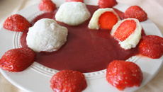 Daïfuku au thé matcha, fraise et coulis de fraise Andros