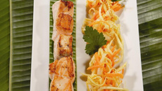 Brochette de saumon, légumes au wok et rougail de tomate au lait de coco