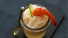 Verrine de crevettes, gelée, marinade au coco et granité
