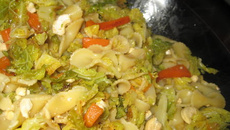 Poêlée de chou, carottes et noix de cajou