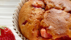 Muffins à la tomate, fève Tonka & fraises