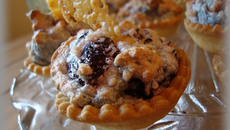 Tartelettes soufflées aux cerises noires et tuiles de fromage de brebis