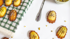 Madeleines au pistou et aux noisettes