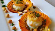 Coquilles Saint Jacques en croûte de noix et crème de potiron