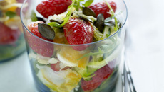 Méli-mélo de fraises de France, légumes et haddock, graines de courge grillées