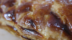 Galette des Rois aux abricots, à la poire et à la cannelle