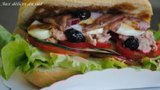 Pain bagnat agrémenté au thon, aux olives et aux anchois