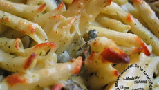 Pâtes au basilic, ail, ricotta, parmesan et câpres en gratin