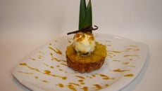 Kuglof et ananas caramélisé comme un pain perdu, yaourt glacé au fruit de la passion