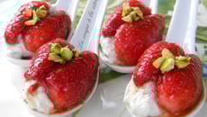 Bouchées de Fourme d'Ambert et salade de fraises à l'huile d'olive fruitée