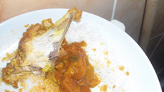 Poulet épicé aux légumes accompagné de riz