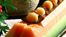 Bûche de Noël au melon et boudoirs