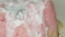 Ecrasé de pommes de terre rose sur lit de courgette et chorizo