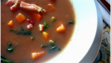 Soupe de cocos roses au potiron, épinards et lard fumé