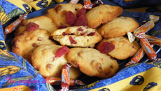 Cookies aux fraises séchées / aux pépites de chocolat blanc et carambar au nougat