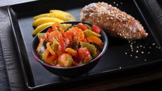 Curry jaune de légumes et suprême de poulet pané coco Emincé de mangue