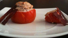Tomates farcies à la mousse de jambon-ciboulette et chips de jambon.