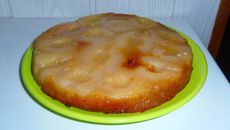 Gâteau au yaourt renversé aux poires caramélisées