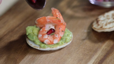Blinis au guacamole, crevettes et grenade