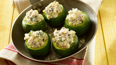 Courgettes farcies brousse et pignons au basilic