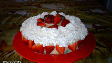 Fraisier au décor de chantilly