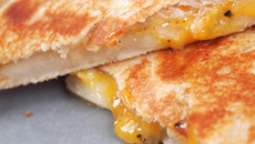 Croque au cheddar, poire et poivre ...