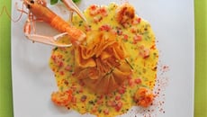 Aumônières de langoustines sur fondue de poireaux, beurre blanc au basilic et piment d'Espelette