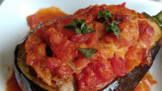 Aubergine à la tomate en coque