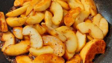 Poêlée de pommes caramélisées aux raisins secs et au rhum