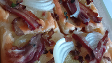 Focaccia bacon oignons chèvre frais