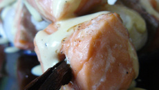 Brochettes de saumon et Saint-Jacques, crème vanillée