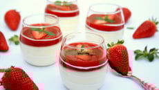 Panna cotta vanille et coulis de fraises à la menthe