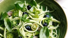 Tagliatelles de concombre de France aux tomates cerise et myrtilles