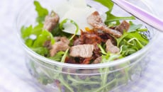 Salade de mesclun aux lardons d'agneau et tomates séchées