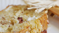 Cake au fromage de chèvre, noix et oignon caramélisé