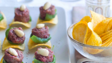 Mini tartares de bœuf aux amandes sur tuiles