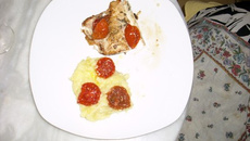 Pavé de loup sur purée de pommes de terre douces et confit de Tomates au basilic sucré